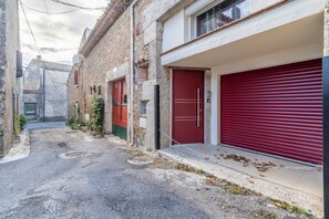 Exterior detail - Apartment 'La Demeure Ferralaise' with Private Terrace and Wi-Fi (Ferrals-lès-Corbières)