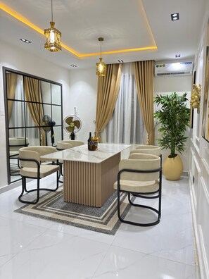 Dining - Luxury 3 bedrooms in a secured and serene environment 10mins to the Int Airport (Ikeja)