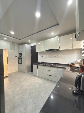 Refrigerador, microondas, horno y parrilla de estufa 