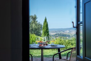 Dining - Apartment la Torre, Palazzo Monaci - with Swimming Pool in the Crete Senesi (Toscana)