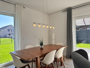 Dining - Moderne Ferienwohnung mit Sauna & Terrasse (Butjadingen)