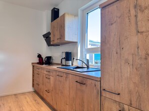 Private kitchen - Moderne Ferienwohnung mit Sauna & Terrasse (Butjadingen)