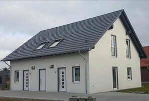 Apartment | Exterior - Moderne Ferienwohnung mit Sauna & Terrasse (Butjadingen)