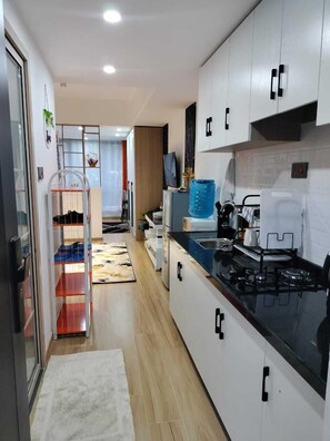 Suite Studio Classique, balcon, vue ville | Cuisine privée | Réfrigérateur, micro-ondes, batterie de cuisine, vaisselle et ustensiles