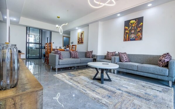 Appartement Familial, balcon, vue ville | Coin séjour | TV connectée