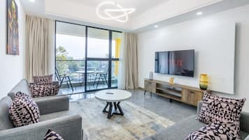 Familie appartement, balkon, uitzicht op stad | Woonruimte | Een smart-tv