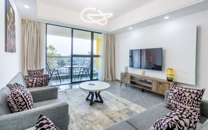 Familieleilighet, balkong, byutsikt | Oppholdsområde | Smart-TV