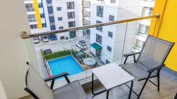 Familie appartement, balkon, uitzicht op stad | Balkon