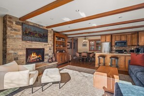 Fernseher, Kamin, Arbeitsbereiche