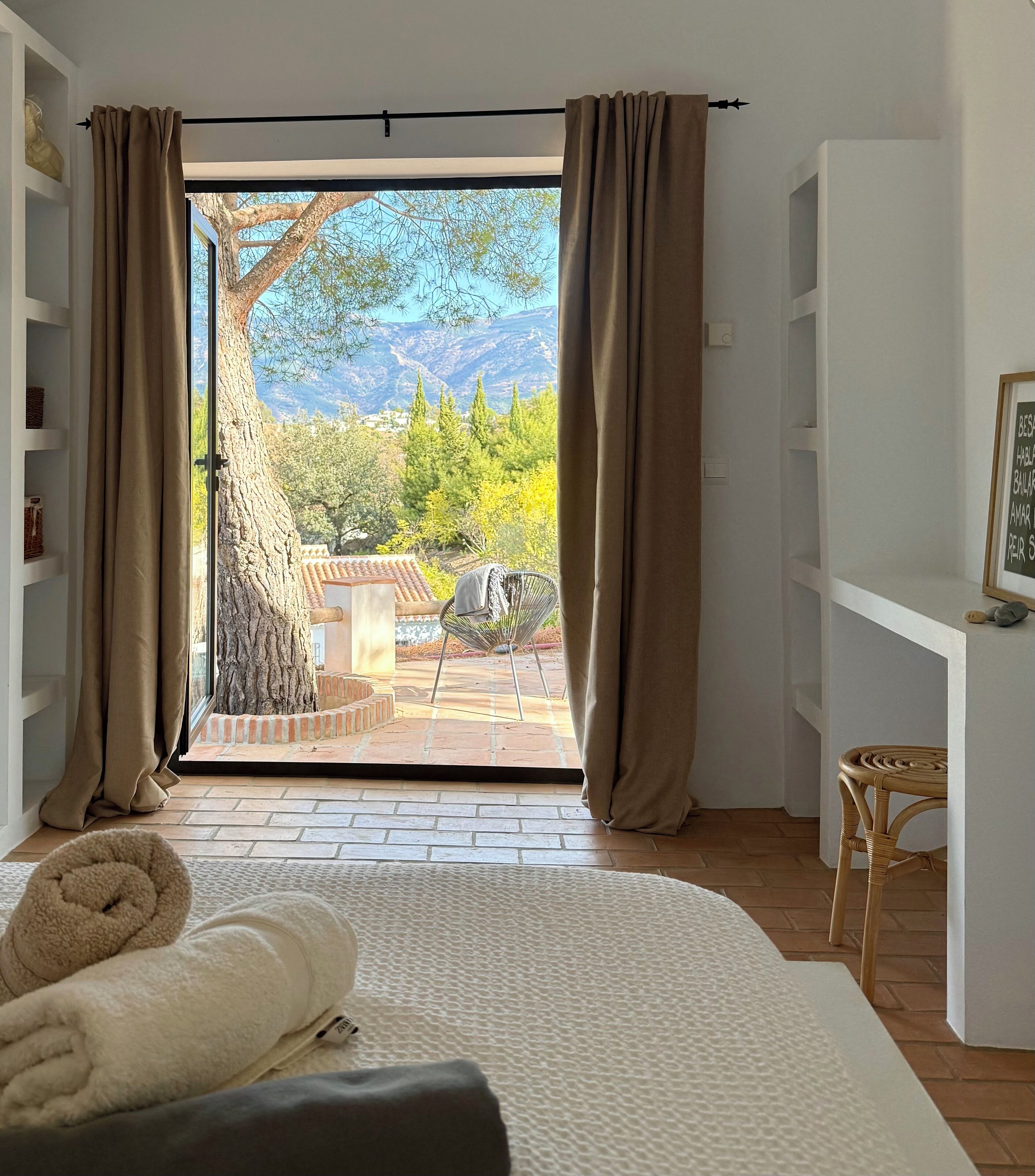 Iron/ironing board, travel cot, free WiFi, bed sheets