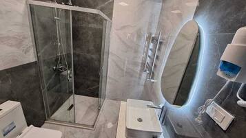 Standard Twin Room, City View | Bathroom | Free toiletries, hair dryer, slippers, towels