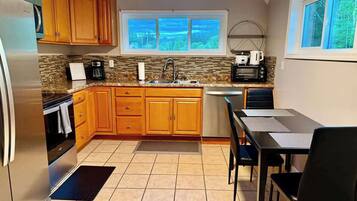 Køleskab, mikrobølgeovn, ovn, kogeplade