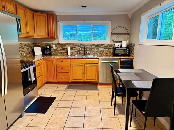 Køleskab, mikrobølgeovn, ovn, kogeplade