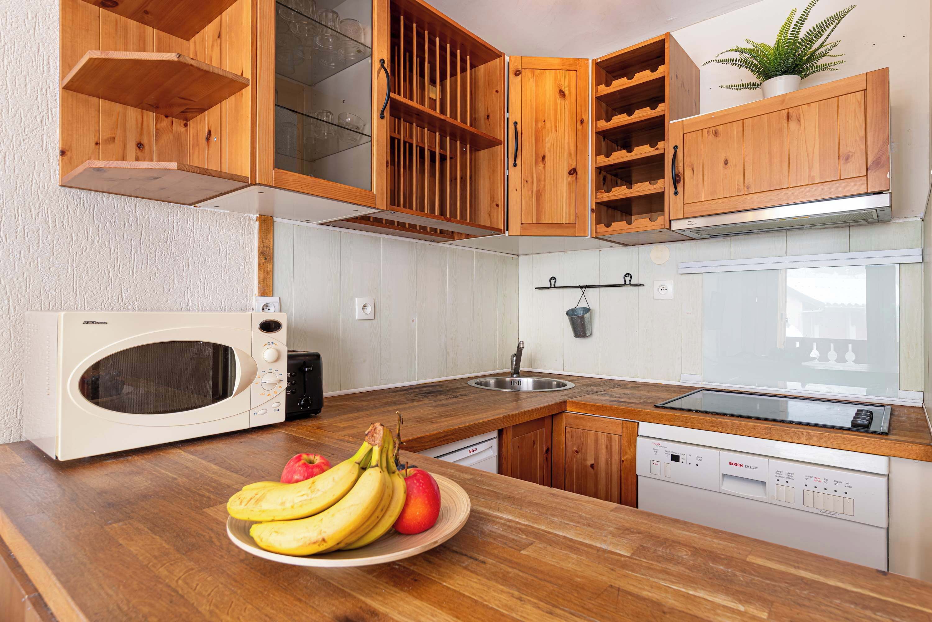 Een koelkast, een microgolfoven, een kookplaat, een vaatwasser