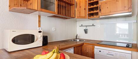 Réfrigérateur, micro-ondes, plaque de cuisson, lave-vaisselle