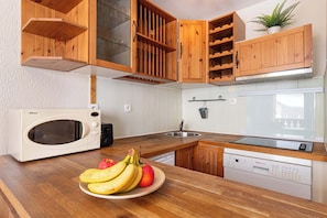 Een koelkast, een microgolfoven, een kookplaat, een vaatwasser