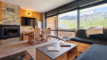 Televisie en een open haard