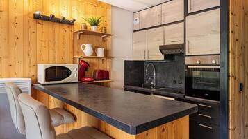 Réfrigérateur, micro-ondes, four, plaque de cuisson