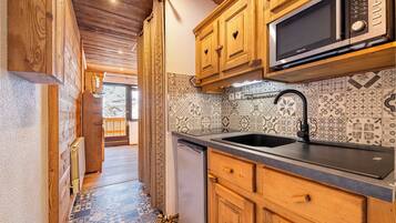 Réfrigérateur, micro-ondes, plaque de cuisson, cafetiÚre/bouilloire