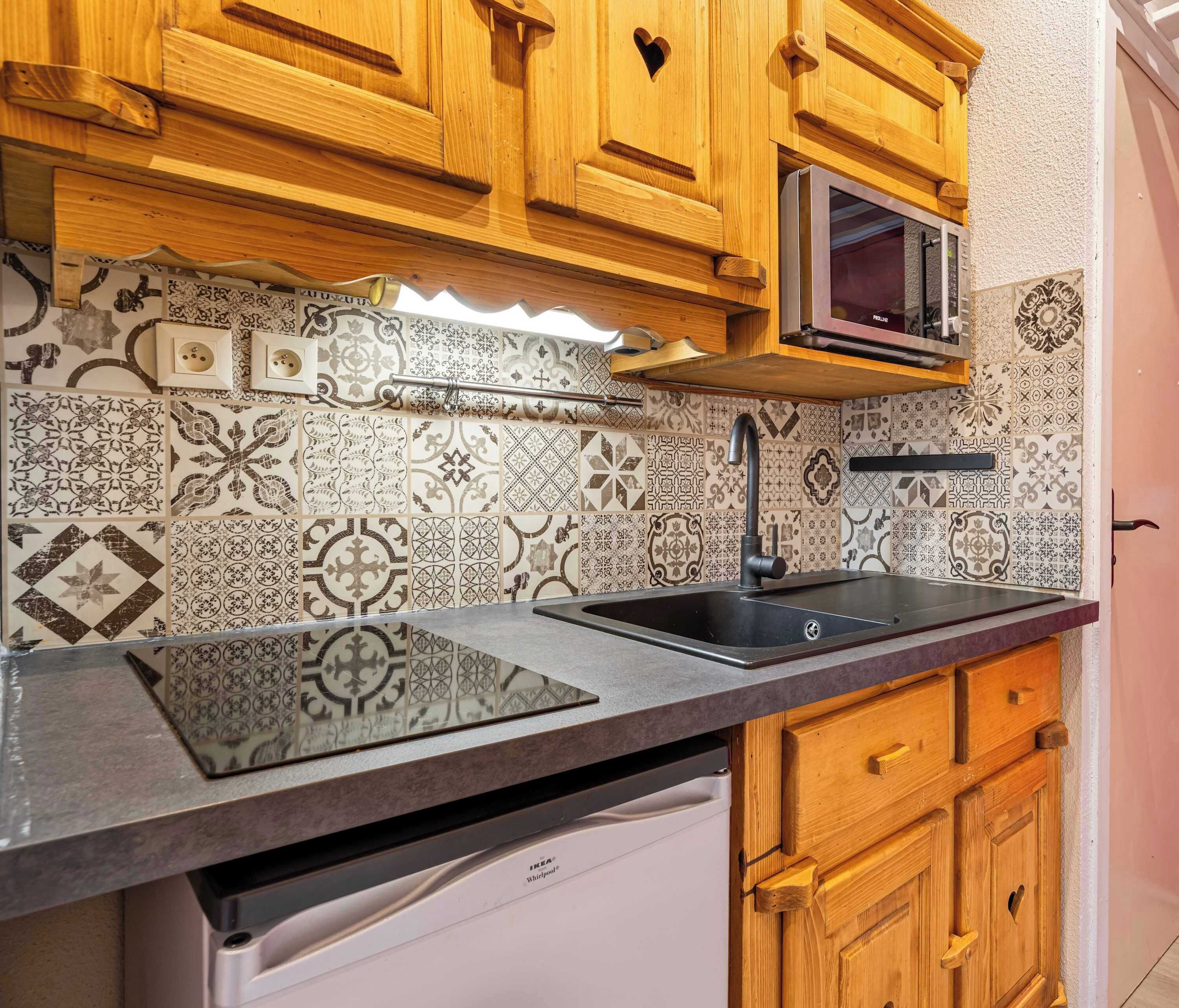 Kjøleskap, mikrobølgeovn, kokeplater og kaffetrakter/tekoker