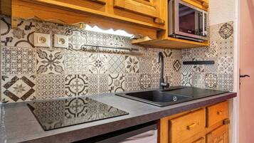 Kjøleskap, mikrobølgeovn, kokeplater og kaffetrakter/tekoker