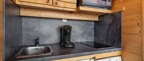 Frigorífic, microones, forn i placa de cuina