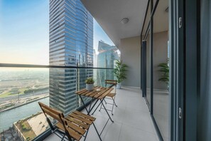 Outdoor dining - Free housekeeping visits during your stay - Stayshort - 1 Bedroom in Business Bay Sleeps 2 with City View (Business Bay)
