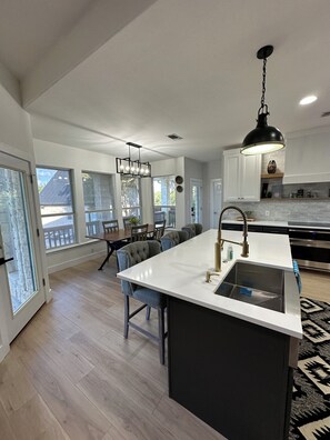 Microwave, oven, stovetop, dishwasher - Austin Hill Country - Saltwater Pool, Rooftop Deck (Austin)