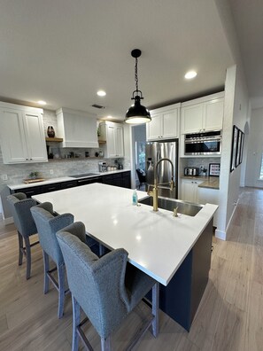 Microwave, oven, stovetop, dishwasher - Austin Hill Country - Saltwater Pool, Rooftop Deck (Austin)