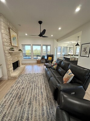 TV - Austin Hill Country - Saltwater Pool, Rooftop Deck (Austin)