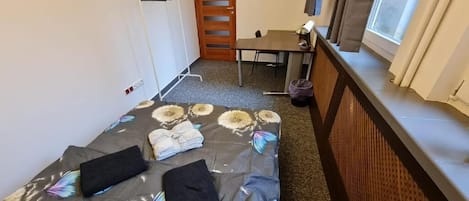 Escritorio y espacio para trabajar con laptop