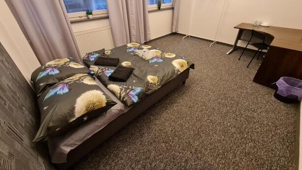 A bedroom with a bed, a desk, and a chair. - Fantastic Inn Warsaw - Jasna (Warsaw)