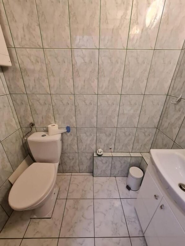 Un bagno con WC, bidet e vasca da bagno.