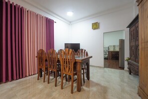 شقة ديلوكس - بشرفة - بمنظر للمسبح | غرفة لتناول الطعام