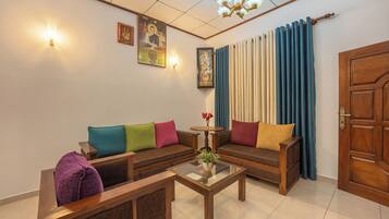 Appartement Deluxe, balcon, vue piscine | Coin séjour