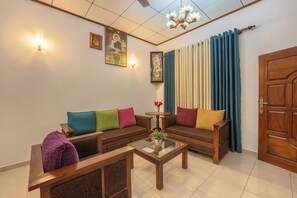 Deluxe-Apartment, Balkon, Poolblick | Wohnbereich