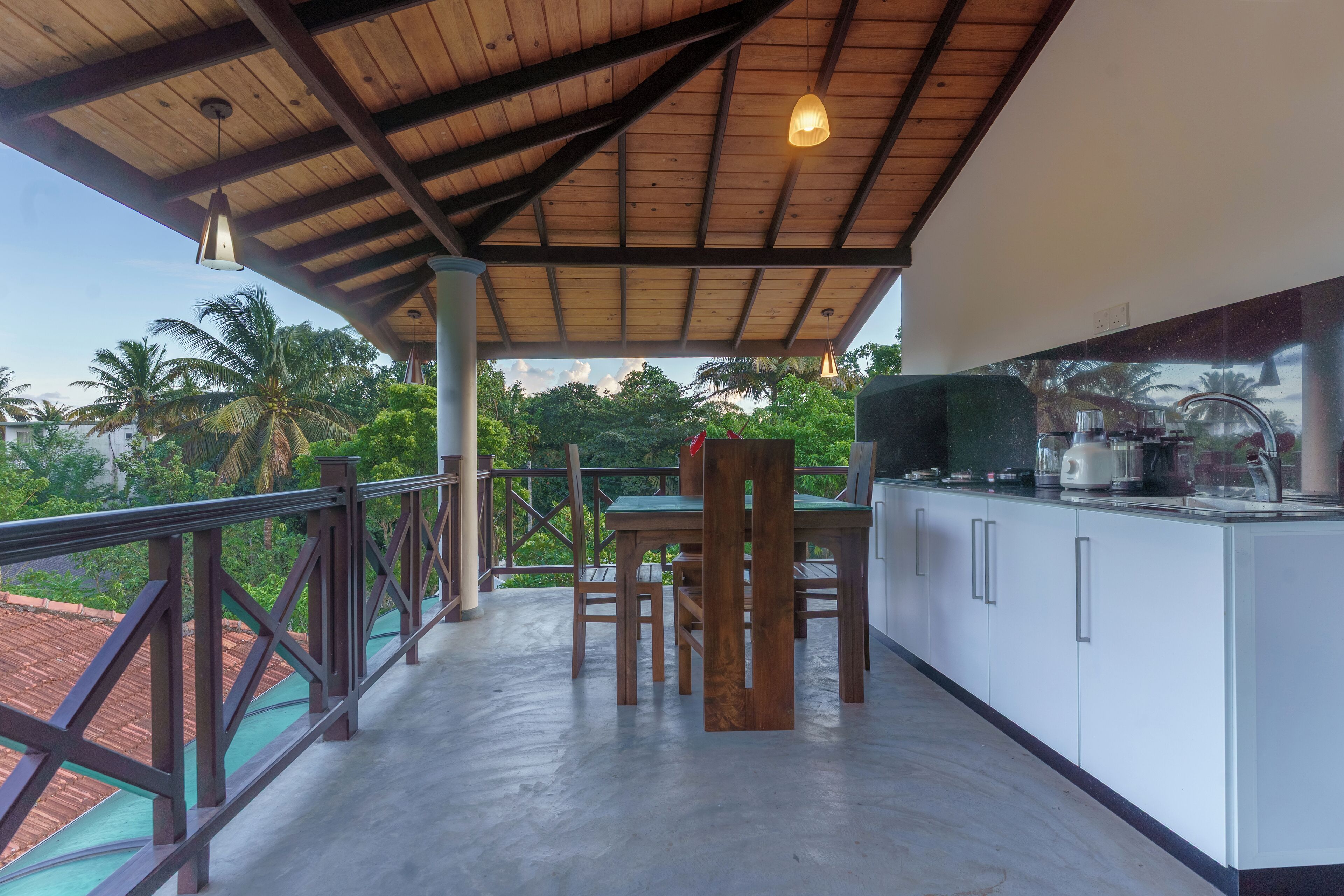 Deluxe Triple Room | Private kitchen | Full-size fridge, microwave, oven, stovetop