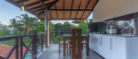 デラックス トリプルルーム | 専用キッチン | 大型冷蔵庫、電子レンジ、オーブン、コンロ