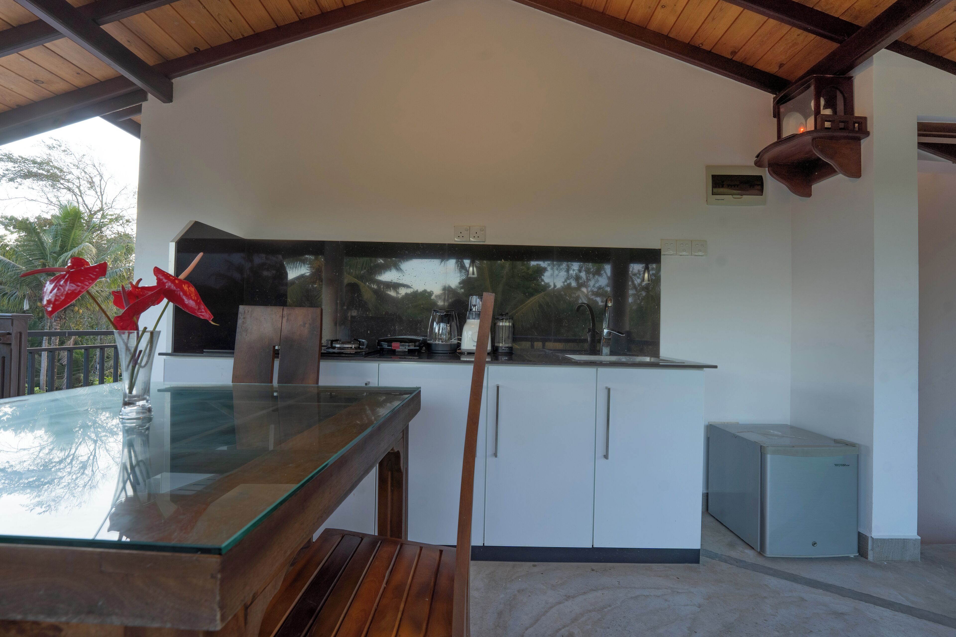 Deluxe Triple Room | Private kitchen | Full-size fridge, microwave, oven, stovetop