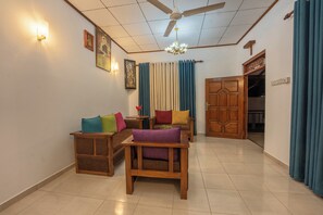 Apartamento Deluxe, balcón, vistas a la piscina | Zona de estar