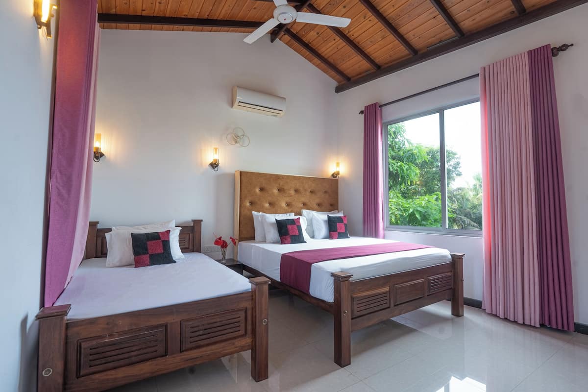 Habitación triple Deluxe | Tabla de planchar con plancha, wifi gratis y ropa de cama
