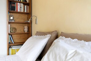 Planxa i posts de planxar, wifi i roba de llit 