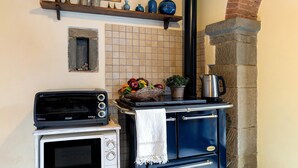 A kitchen with a vintage stove, a microwave, and a toaster. - The Smiling Cottage in Tuscany with Breathtaking Views (Pontassieve)
