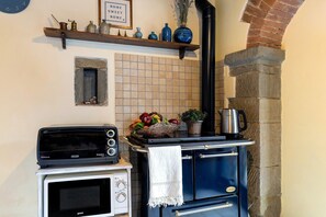 Fridge, microwave, oven, stovetop - The Smiling Cottage in Tuscany with Breathtaking Views (Pontassieve)