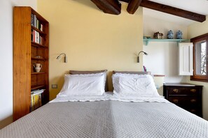 Iron/ironing board, WiFi, bed sheets - The Smiling Cottage in Tuscany with Breathtaking Views (Pontassieve)