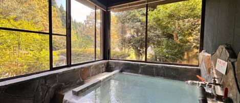 Haartrockner, Handtücher, Shampoo, Toilettenpapier