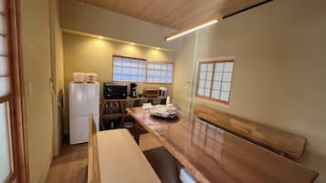 Hus i japansk stil, ikke-røyk (A - Private, Up to 6 People) | Spiseområde på rommet