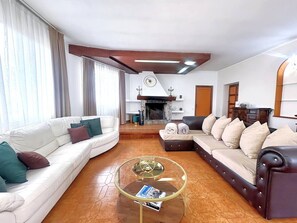 Smart TV, fireplace