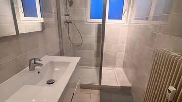 Douche, serviettes fournies, papier toilette