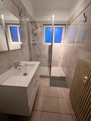 Douche, serviettes fournies, papier toilette